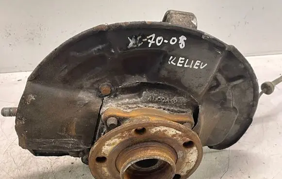 Volvo XC70 Front wheel hub 9461944