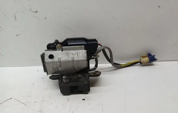 Toyota Avensis T250 Loading door lock 