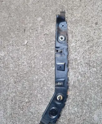 Rear bumper mounting bracket
