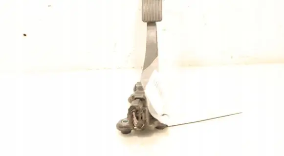 Accelerator throttle pedal