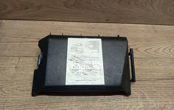 Volkswagen PASSAT B2 Fuse box cover 323857925