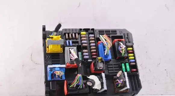 Opel Mokka B Fuse module 9832881080 983288108000