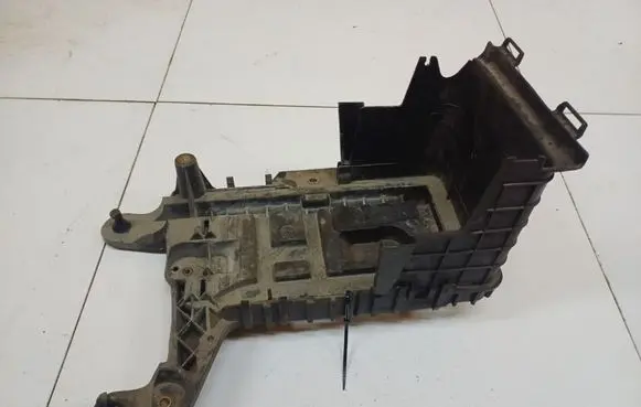 Volkswagen PASSAT CC Battery box tray 1K0915333