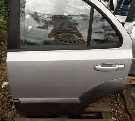 KIA Sorento Rear door sidabrines
