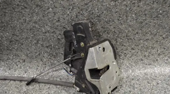 BMW 3 E46 Front door lock (next to the handle) 
