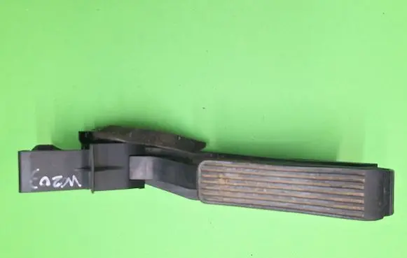 Accelerator throttle pedal