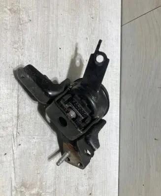 Toyota Yaris Engine mount bracket F0D500