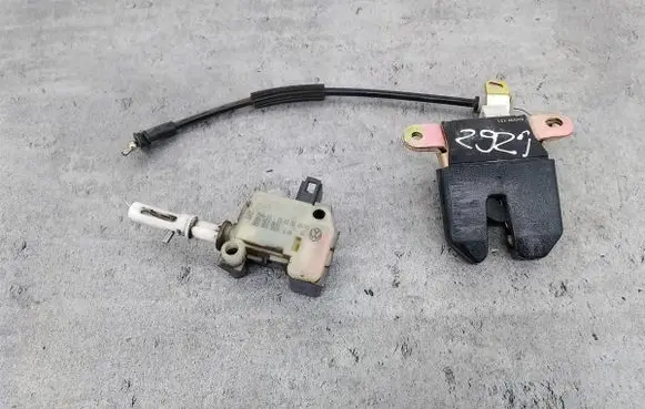Volkswagen PASSAT B5.5 Tailgate lock latch 1J5827505