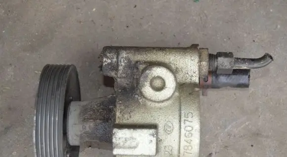 Renault Megane II Power steering pump 26058572 7700415198 7700417308