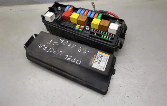 Opel Signum Fuse module 13240245 519179105
