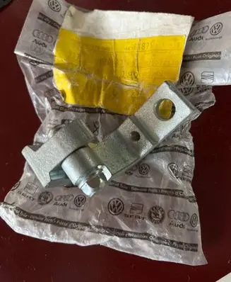 Volkswagen Touran I Front door upper hinge 1T0833402B 291379000 073000