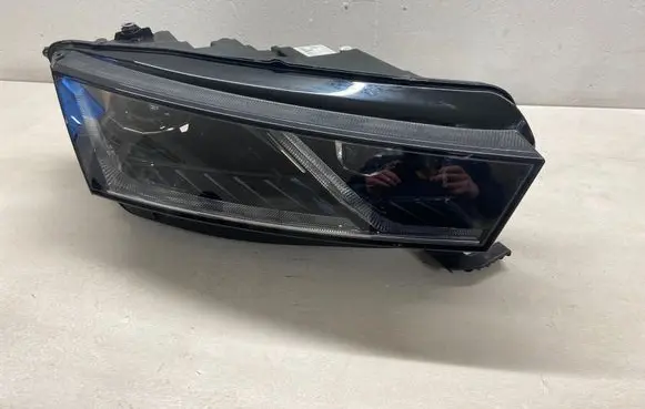 Skoda Octavia Mk4 Headlight/headlamp 5E4941016B 0301118234AC LE18A6419