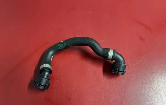 Engine coolant pipe/hose