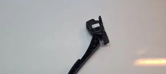 Accelerator throttle pedal