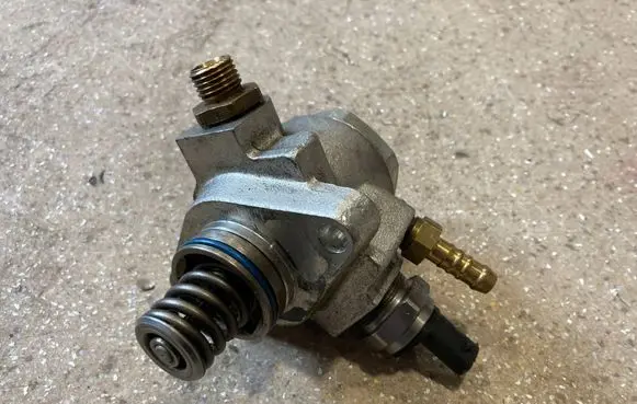Volkswagen Golf VII Fuel injection high pressure pump 04E127026