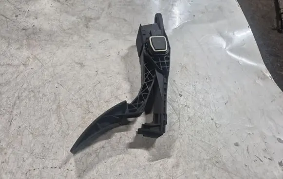 Mercedes-Benz R W251 Accelerator throttle pedal A1643000004 020807 0377