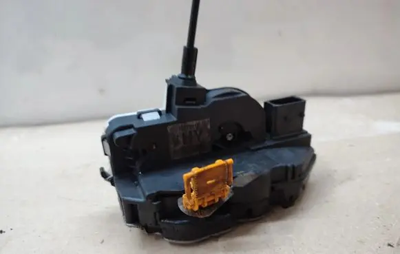 Opel Insignia A Front door lock 13579518