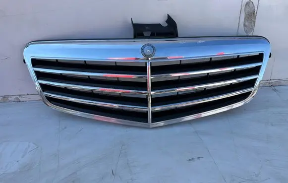 Mercedes-Benz E W212 Front bumper upper radiator grill A2128850236
