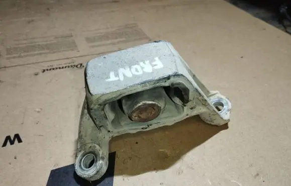 Engine mount bracket