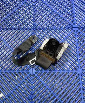 Toyota Auris E180 Middle seatbelt (rear) G0659