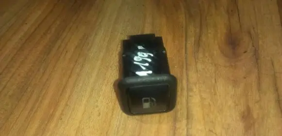 Volkswagen Golf IV Fuel tank opening switch 3B0959833A