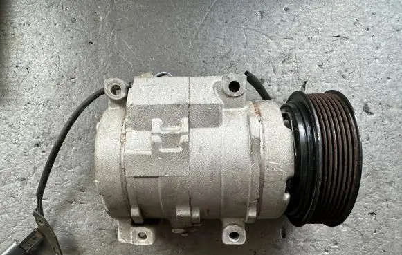 Mitsubishi Pajero Air conditioning (A/C) compressor (pump) MR500877