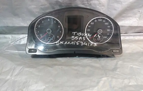 Volkswagen Tiguan Speedometer (instrument cluster) 5N0920872