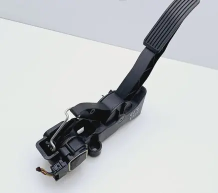 Mercedes-Benz A W169 Accelerator throttle pedal A1693000304 91736020