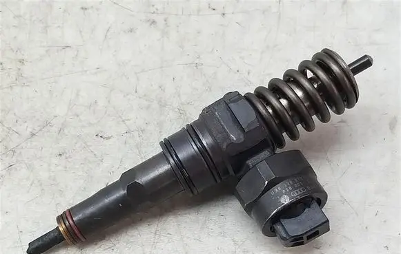 Volkswagen PASSAT B5 Fuel injector 038130073F