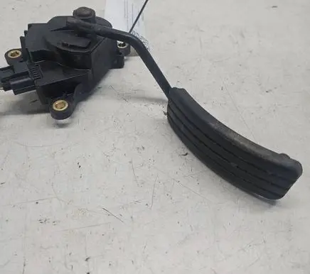 Accelerator throttle pedal