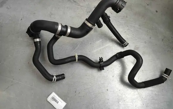 Engine coolant pipe/hose