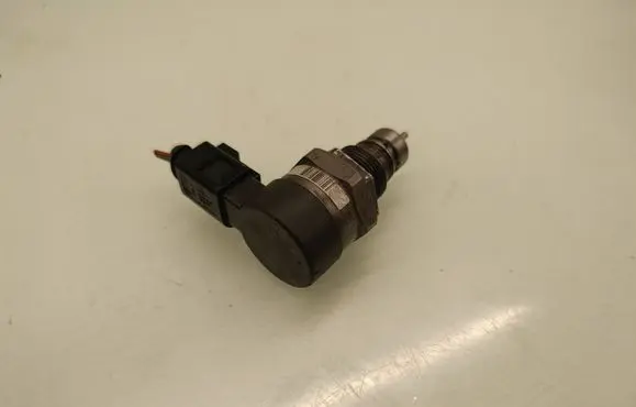 Volkswagen Touareg I Fuel pressure regulator 057130764H
