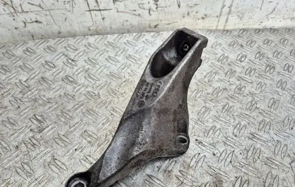 Audi A4 S4 B7 8E 8H Engine mounting bracket 8E0199307S