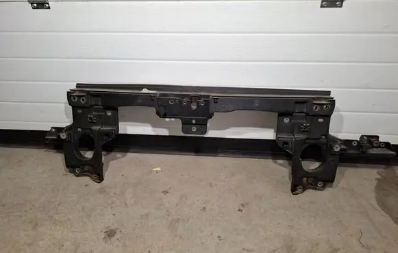 Volkswagen Touareg II Radiator support slam panel