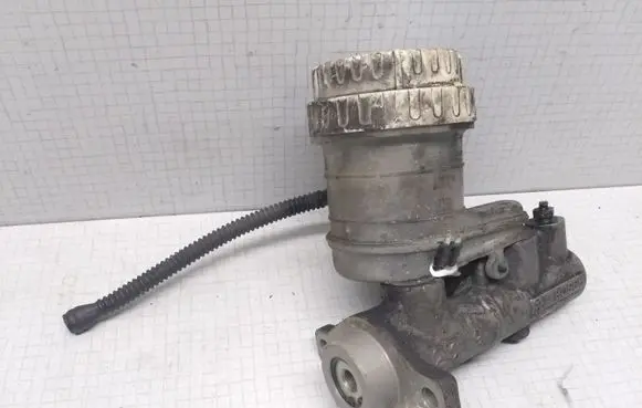 Mitsubishi Carisma Master brake cylinder 21027199