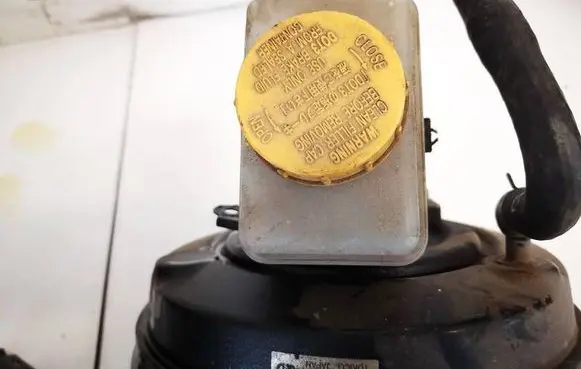 Subaru Legacy Brake fluid reservoir 