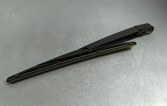 Rear wiper blade arm