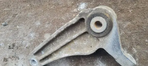 Engine mounting bracket