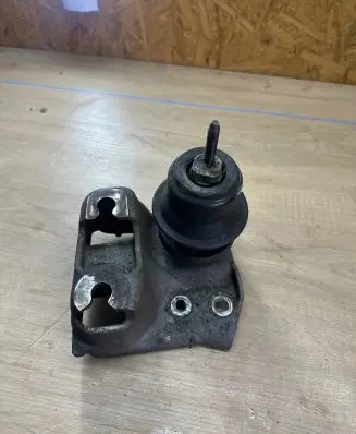 Subaru Outback Engine mount bracket
