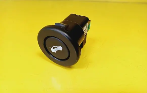 Chevrolet Epica Tailgate/boot open switch button 