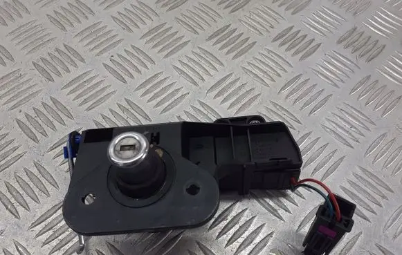 Opel Corsa C Tailgate opening switch 13168318