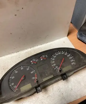 Volkswagen PASSAT B5 Speedometer (instrument cluster) 3B0919861H 110008793