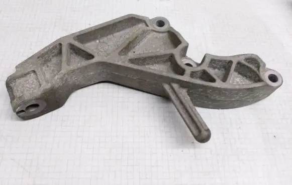Opel Zafira B Engine mounting bracket 13125634