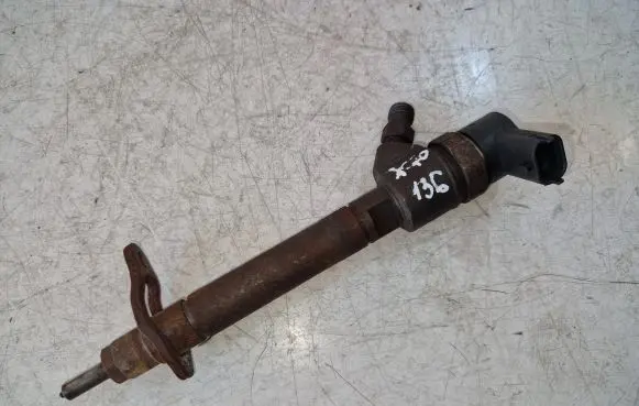 Volvo XC70 Fuel injector 30777526