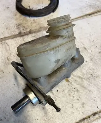 Toyota Avensis T220 Master brake cylinder