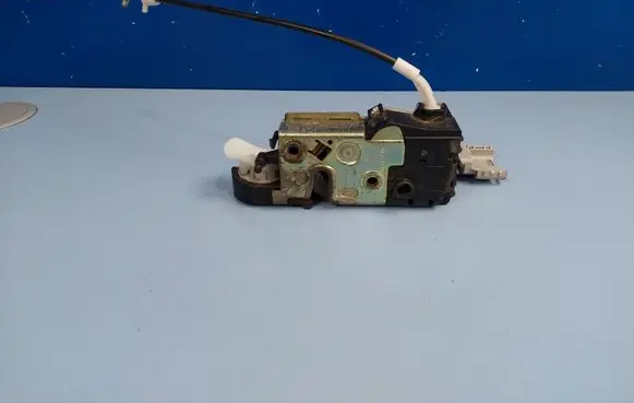 Peugeot 407 Front door lock 9681333680