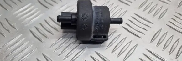 Volkswagen PASSAT CC Breather valve 058133459