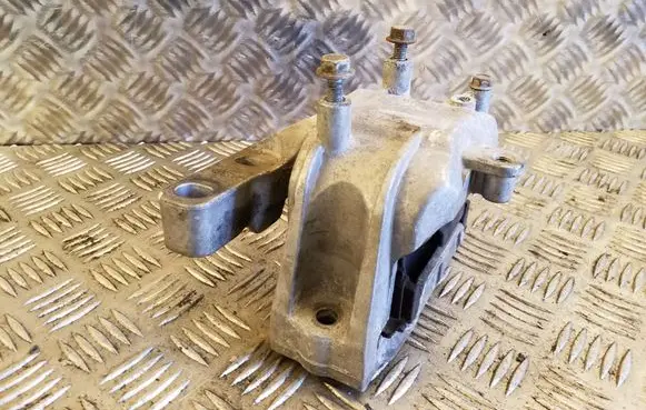 Volkswagen Jetta VI Engine mount bracket HM3045M02