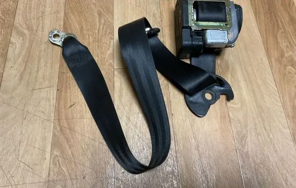 Volkswagen PASSAT B5 Front seatbelt 3B1857706B 560998000 091199