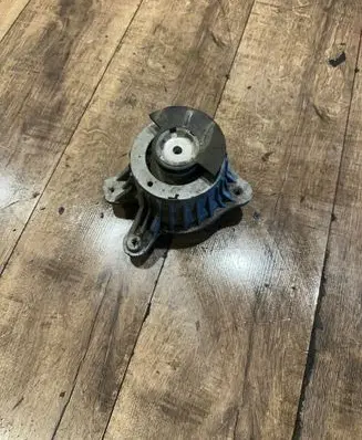 Engine mount bracket